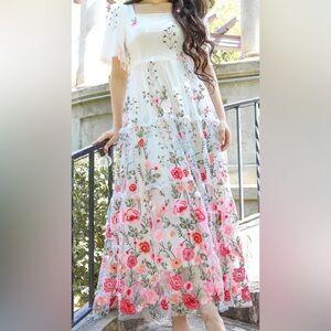 NWT 🌹🌷Women's White Floral Embroidered Maxi Dress